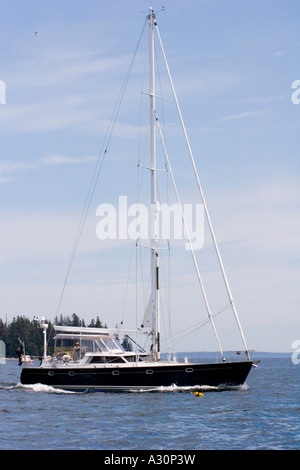 Segeln Schiff Zauberer Motoren durch die Muscle Ridge Channel, Maine Stockfoto