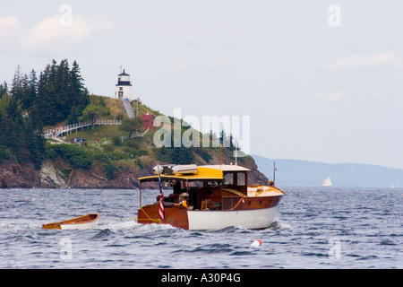 Klassische Motor Yacht JUNIATA vorbei Owls Head Light Stockfoto