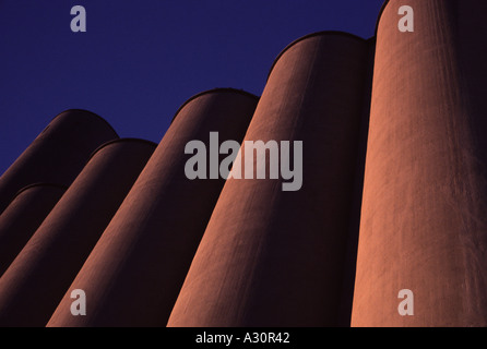 Malz und Getreide-Container in der Abenddämmerung Stockfoto