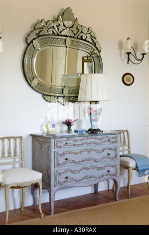 Eine verzierte Kommode und ein großer Spiegel in einem provenzalischen Haus Stockfoto