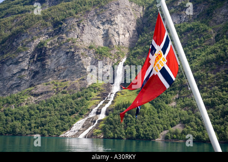 Kreuzfahrtschiff MS Nordlys vorbei an einem Wasserfall fließt in den Geiranger Fjord Geirangerfjord-Norwegen Stockfoto