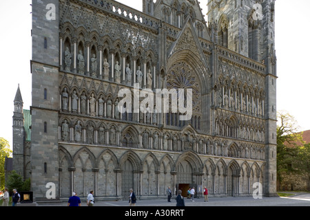 Die reich verzierten Westfassade des Nidaros Kathedrale (Nidarosdomen) Trondheim Norwegen Stockfoto
