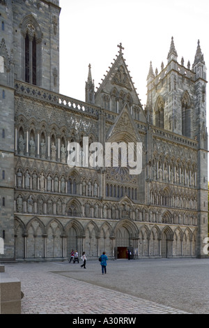 Die reich verzierten Westfassade des Nidaros Kathedrale (Nidarosdomen) Trondheim Norwegen Stockfoto