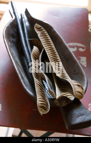 Detail der afrikanischen Artefakt mit getrockneten Royal Poinciana Samenkapseln Stockfoto