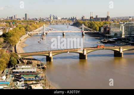 Osten über die Themse und Battersea und Albert Bridges in London anzeigen Stockfoto