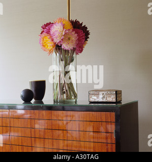 Vase mit Blumen auf Hochglanz polierte Anrichte aus Holz Stockfoto