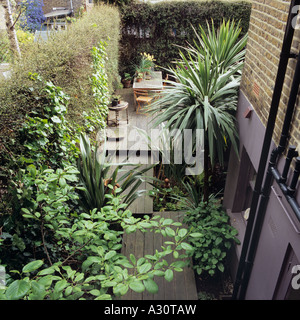 Garten Sie mit Terrasse von einem Londoner Haus vom ersten Stock aus gesehen Stockfoto