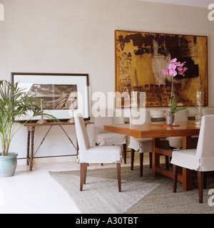 Esstisch und Kunstwerk in einem modernen Haus in London Stockfoto