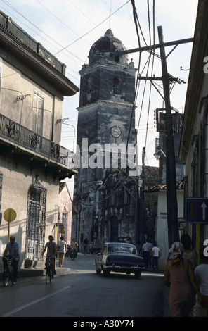 Kirchturm mit Uhr und Menschen auf der Straße in Santiago auf Kuba Stockfoto