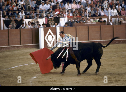 Matador mit roten Umhang Bull Fightimg in Malaga Spanien 1985 1985 Stockfoto