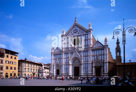 Die Basilika von Santa Croce stehen in der riesigen Piazza mit dem gleichen Namen in Florenz, Italien Stockfoto