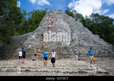 Touristen Klettern Pyramide Nohoch Mul in der zerstörten Stadt Coba in Mexiko Stockfoto