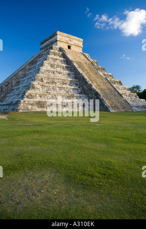 El Castillo die große Pyramide auf der zerstörten Maya-Stadt Chichen Itza in Mexiko Stockfoto