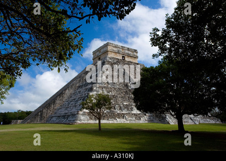 El Castillo die große Pyramide auf der zerstörten Maya-Stadt Chichen Itza in Mexiko Stockfoto