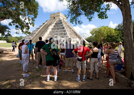 Touristen in El Castillo die große Pyramide auf der zerstörten Maya-Stadt Chichen Itza in Mexiko Stockfoto