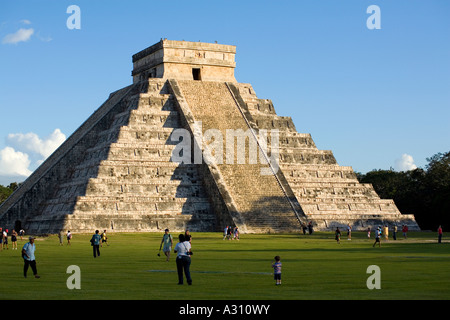 El Castillo die große Pyramide auf der zerstörten Maya-Stadt Chichen Itza in Mexiko Stockfoto