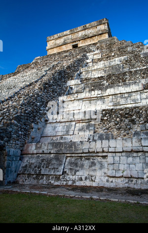 El Castillo die große Pyramide auf der zerstörten Maya-Stadt Chichen Itza in Mexiko Stockfoto