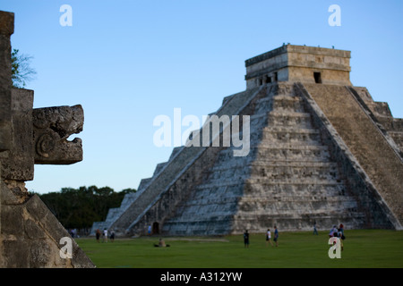 El Castillo die große Pyramide auf der zerstörten Maya-Stadt Chichen Itza in Mexiko Stockfoto