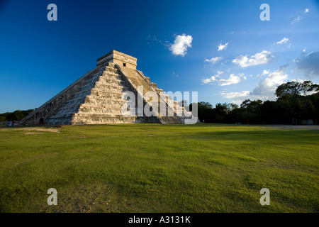 El Castillo die große Pyramide auf der zerstörten Maya-Stadt Chichen Itza in Mexiko Stockfoto