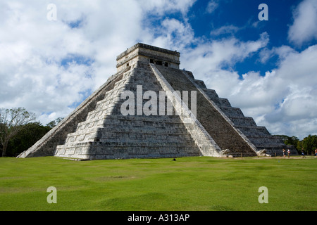 El Castillo die große Pyramide auf der zerstörten Maya-Stadt Chichen Itza in Mexiko Stockfoto