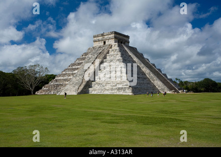 El Castillo die große Pyramide auf der zerstörten Maya-Stadt Chichen Itza in Mexiko Stockfoto