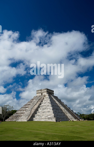 El Castillo die große Pyramide auf der zerstörten Maya-Stadt Chichen Itza in Mexiko Stockfoto