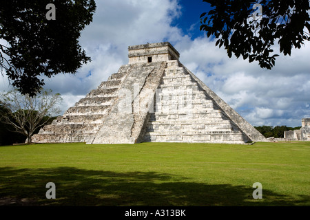 El Castillo die große Pyramide auf der zerstörten Maya-Stadt Chichen Itza in Mexiko Stockfoto