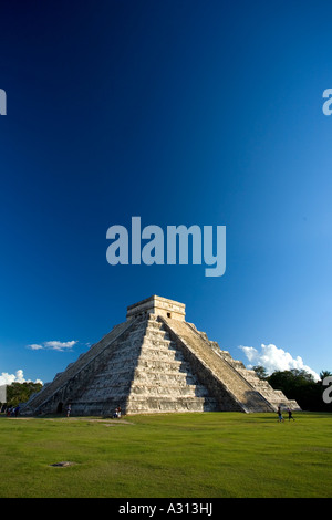 El Castillo die große Pyramide auf der zerstörten Maya-Stadt Chichen Itza in Mexiko Stockfoto