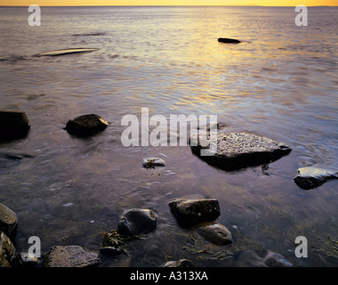 Eine Welle rollt über die Felsen auf einen ruhigen Abend bei Kimmeridge Bay Purbeck South Dorset England UK Stockfoto