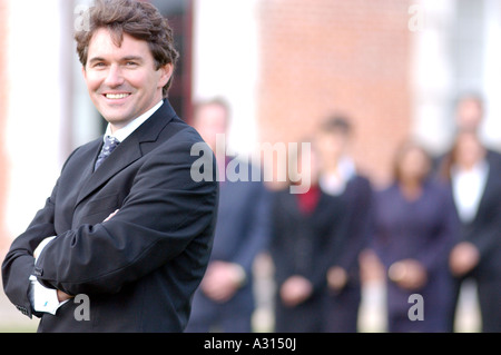 Royalty free Foto der britischen jungen Geschäftsmann vor Büro London UK Stockfoto