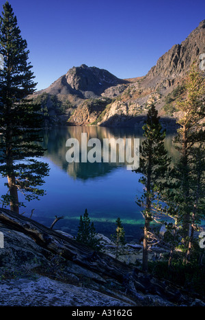 Sonnenaufgang am Ost-See in der Hoover-Wildnis in den Toiyabe National Forest, Sierra Nevada Bergkette, Kalifornien, USA Stockfoto