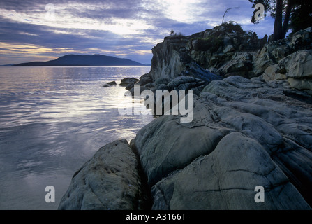 Sonnenuntergang über Sami Bay in Larrabee State Park, Washington, USA Stockfoto