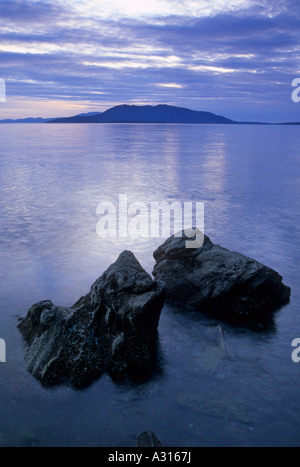 Sonnenuntergang über Sami Bay in Larrabee State Park, Washington, USA Stockfoto