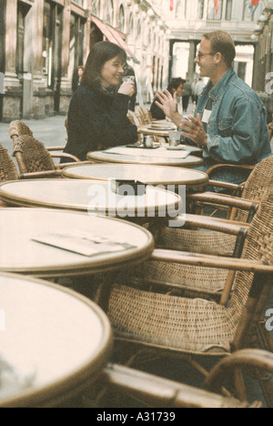 Zu zweit am Straßencafé Stockfoto