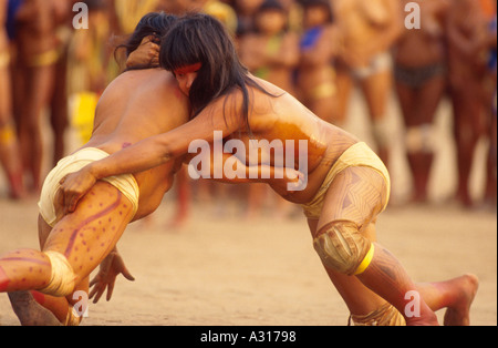 Huka Huka kämpfen Xingu Amazonas-Regenwald Brasilien Yamuricumã Party am Kamayurá Stamm Stockfoto