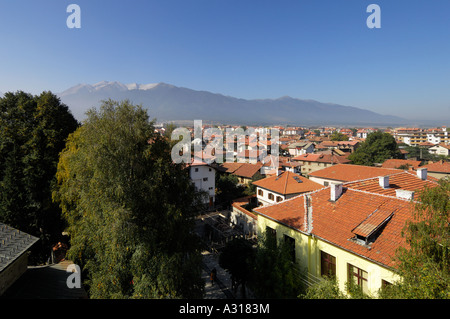 Luftaufnahme der Stadt Bansko und Berg Vihren Skigebiet im Pirin Gebirge Bulgarien-Osteuropa Stockfoto