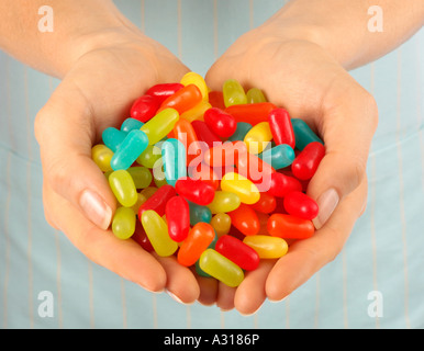 FRAU HOLDING JELLYBEANS Stockfoto