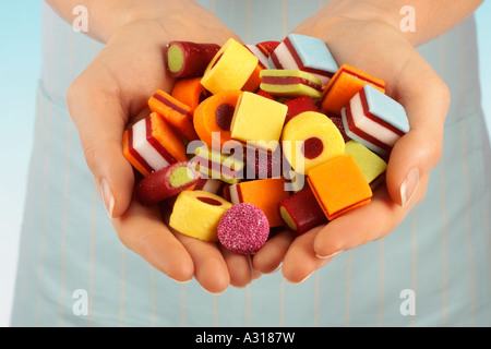 FRAU HOLDING OBST ALLSORTS SÜßIGKEITEN / SÜßWAREN Stockfoto