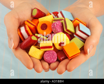 FRAU HOLDING OBST ALLSORTS SÜßIGKEITEN / SÜßWAREN Stockfoto