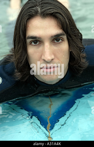 Porträt eines jungen Mannes auf Surfbrett. Stockfoto