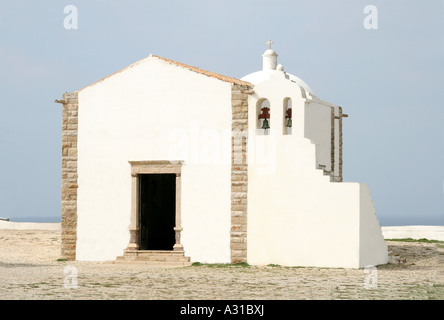 Nossa Senhora de Graca, Kapelle aus dem 16. Jahrhundert, inmitten von Fortaleza de Sagres, erbaut von Heinrich der Seefahrer, Ponta de Sagres, Stockfoto