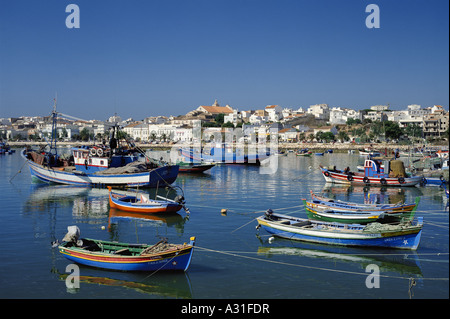 Portugal Algarve Lagos Stadt über die Fischerboote im Hafen gesehen Stockfoto