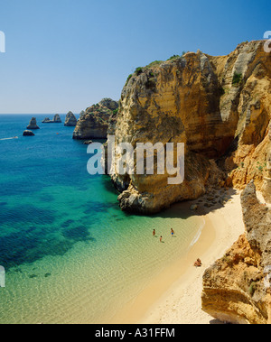 In der Nähe von Lagos Praia de Dona Ana Blick von den Klippen der Algarve Portugal Stockfoto