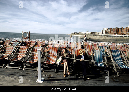 paar schlafend auf Zeile von Liegestühlen am Pier 1981 Stockfoto