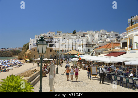 Portugal, Algarve, Albufeira Stadt; die Promenade oberhalb des Strandes mit Restaurants im freien Stockfoto