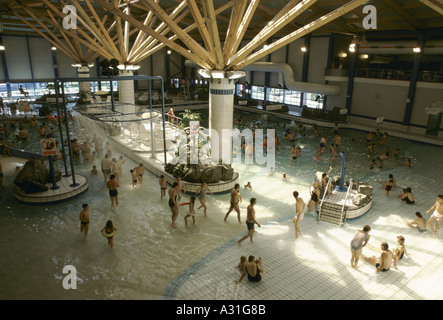 Urlauber im Hallenbad im Butlins Holiday camp Stockfoto