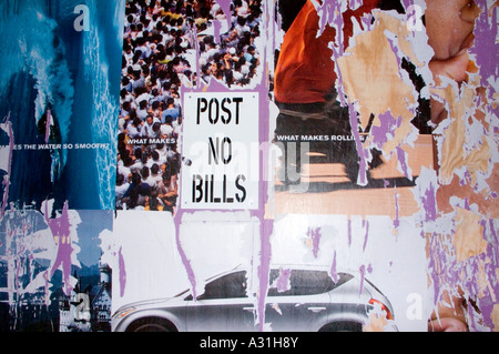 Post No Bills Zeichen überklebte geschälte Plakate erstellen abstrakte Komposition auf Holzkonstruktion Barriere in New York City Stockfoto