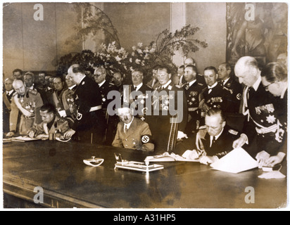 Hitler unterzeichnet Bündnis Stockfoto