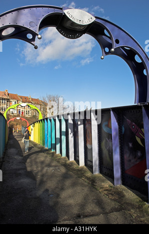 Regenbogen gemalt Fußgängerbrücke über Bahnstrecke Montpelier Bristol UK Stockfoto