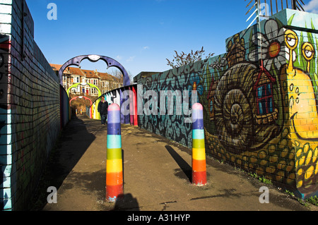 Regenbogen gemalt Fußgängerbrücke über Bahnstrecke Montpelier Bristol UK Stockfoto